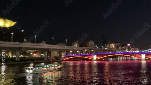 01/13/2025、東京浅草、隅田川に架かるイルミネーションに輝く煌びやかな吾妻橋