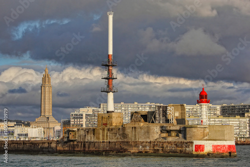 Port du Havre la digue nord  et l'église Saint-Joseph