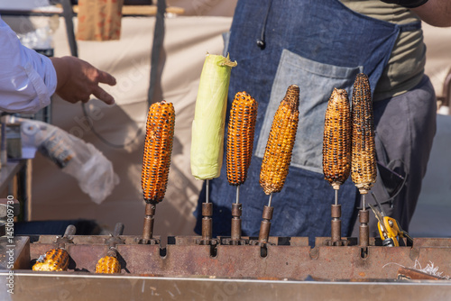 Obraz na płótnie Roasted corn for sale at an outdoor market. w salonie