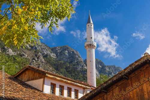 Obraz na płótnie Minaret in front of mountains in the town of Kruje. w salonie