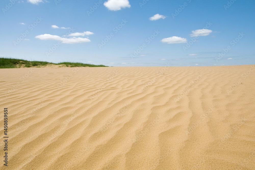 Naklejka premium Mirage appearing in a hot desert landscape with rippling sand and scattered clouds overhead