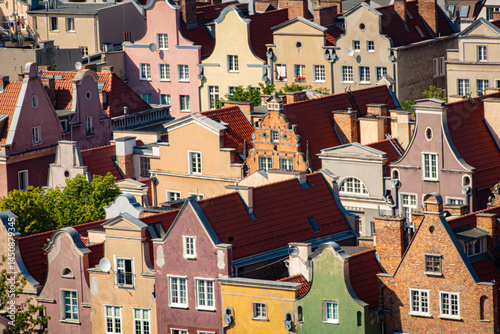 Foto A colorful collection of townhouses sits under the warm sunlight.