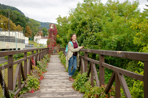 Chica en puente de mader antiguo en fortificacion en Brasov, Rumania