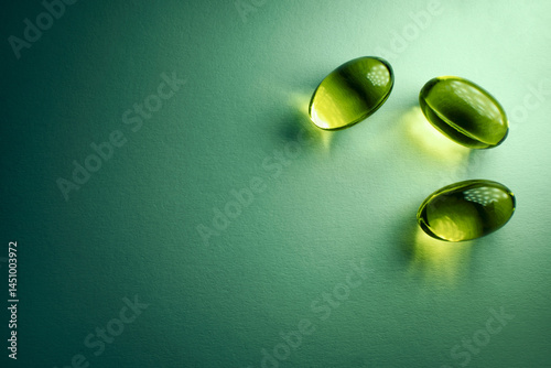 Foto Ibuprofen capsules representing healthcare and pharmaceutical industry on green