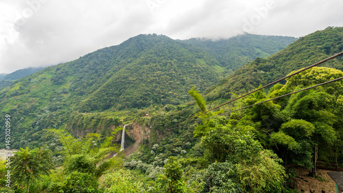 Foto View of 'Manto de la Novia' waterfall, Baños de Agua Santa, Ecuador