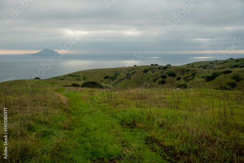Obraz na płótnie Rolling HIlls Of Santa Cruz Island With Anacapa In The Distance w salonie