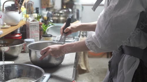 Wallpaper Mural 赤ちゃんをおんぶしてお菓子作りをする母親 Torontodigital.ca