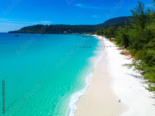 Bild auf Leinwand Le isole di Koh Rong e Koh Rong Samloem, in Cambogia, offrono spiagge di sabbia bianca, acque cristalline e una natura incontaminata