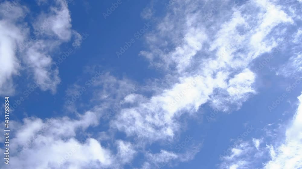 青空と流れる白い雲、見上げる 青空と流れる白い雲、見上げる