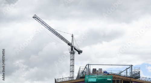 Obraz na płótnie Construction crane above the building. Auckland. w salonie