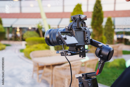 Foto A professional camera is mounted on a stabilizer in a lush garden setting