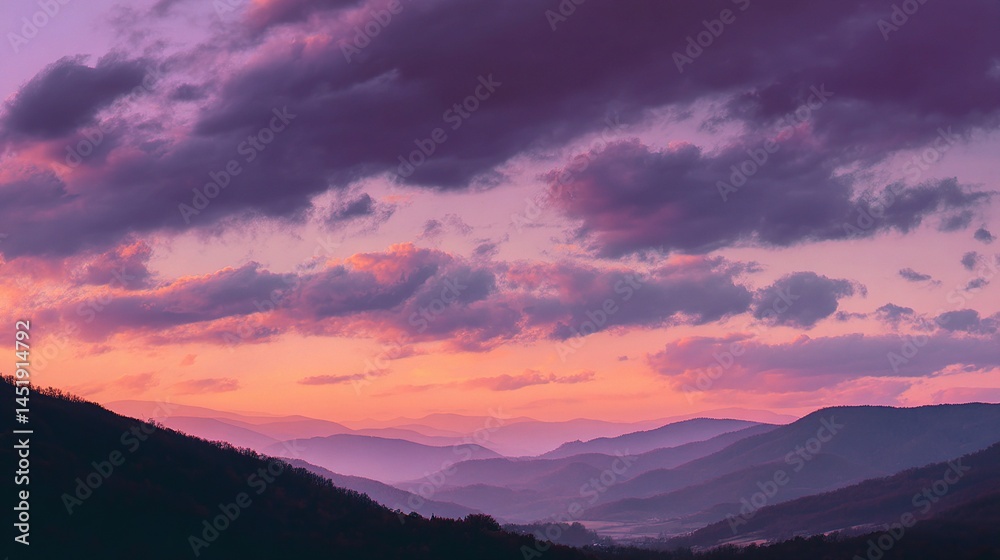 Obraz premium Breathtaking Sunset Sky Turning Purple and Orange Over Mountains