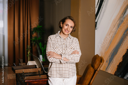 Obraz na płótnie Smiling Woman With Arms Crossed In Office w salonie