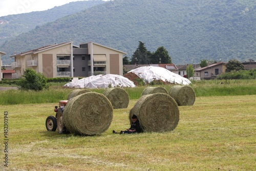 Obraz na płótnie Farmer resting among bales of hay in rural setting w salonie