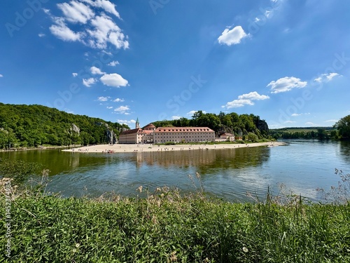 Sommerlicher Panorama-Blick auf das Kloster Weltenburg und den Donaudurchbruch