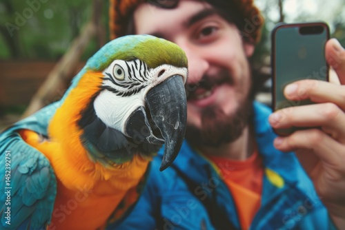 Obraz na płótnie Selfie Moment with a Parrot w salonie
