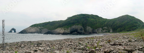 相島の鼻面半島と鼻栗瀬（めがね岩）