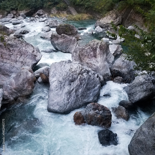 渓流の力強い岩石