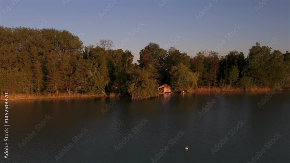Luftaufnahme der Mausinsel im Woerthsee, Bayern, mit dem Schloss Woerth und der Kapelle St. Simpert. Umgeben von Natur, Wasser und malerischer Abendstimmung. Luftbildansicht Mouse island also Worth. Luftaufnahme der Mausinsel im Woerthsee, Bayern, mit dem Schloss Woerth und der Kapelle St. Simpert. Umgeben von Natur, Wasser und malerischer Abendstimmung. Luftbildansicht Mouse island also Worth.