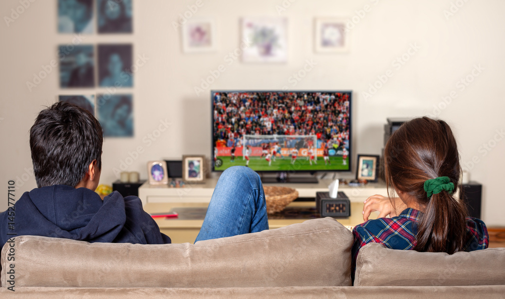 Obraz premium young people watching tv