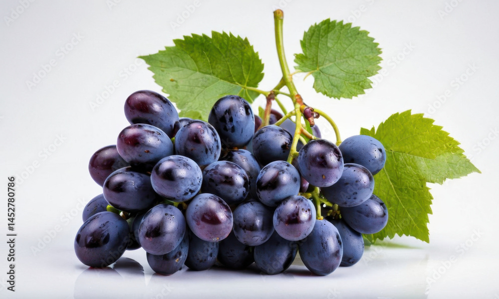 Fototapeta premium A close-up view of a ripe bunch of grapes, perfect for food and drink photography