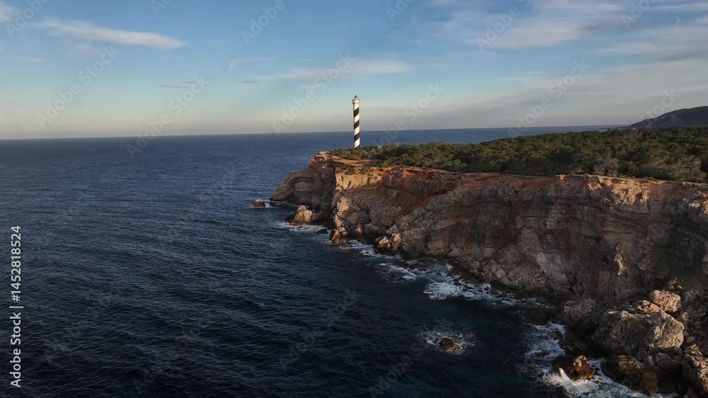 Faro de Punta Moscater próximo a Sant Joan de Labritja, costa norte Ibiza, en el archipiélago de las islas Baleares, España Faro de Punta Moscater próximo a Sant Joan de Labritja, costa norte Ibiza, en el archipiélago de las islas Baleares, España