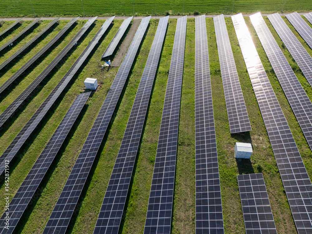 Obraz premium Aerial view of solar power station with energy storages