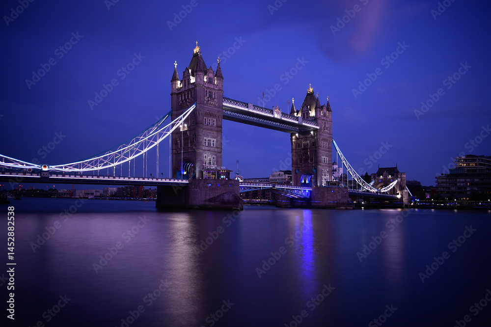 Obraz premium London night Tower Bridge reflection in Thames