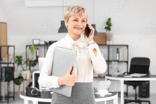 Mature businesswoman with l...