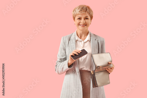 Mature businesswoman with b...