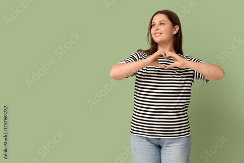 Beautiful young woman makin...