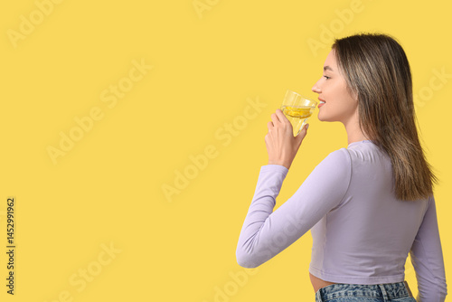 Beautiful young woman drink...