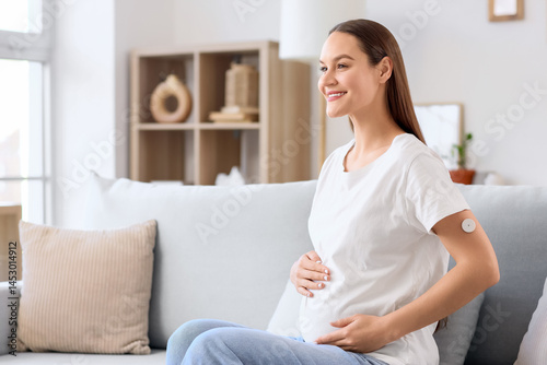 Young pregnant woman with g...