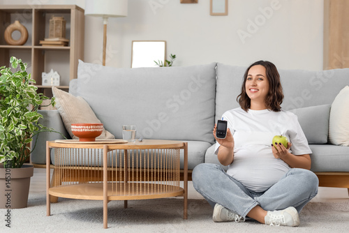 Young pregnant woman with g...