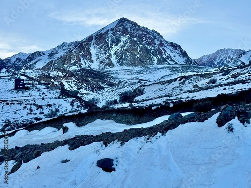 Montañas cubiertas de nieve en Vallecitos, Mendoza. Paisaje invernal en Argentina.