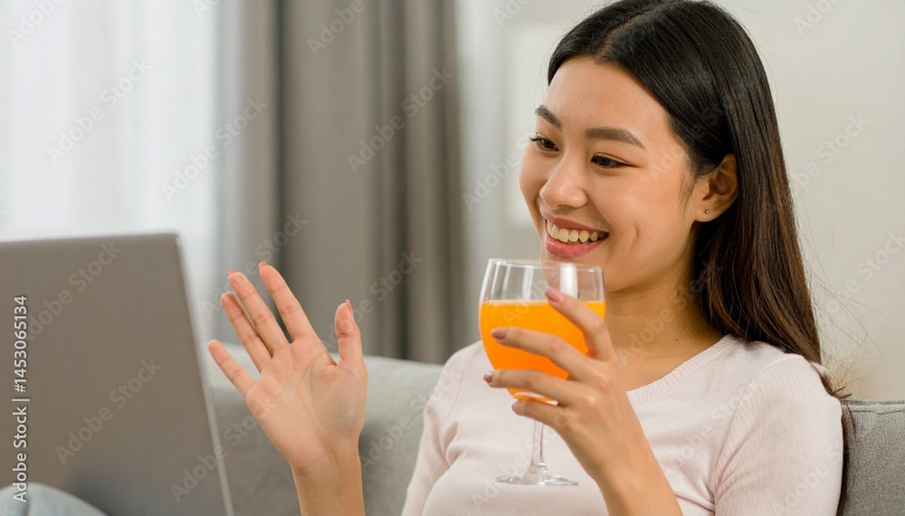 オンライン飲み会を楽しむ日本人の若者 オンライン飲み会を楽しむ日本人の若者