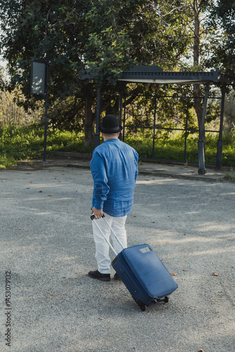 Obraz na płótnie Man With A Suitcase Starting His Journey w salonie