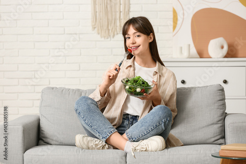 Young woman eating fresh ve...
