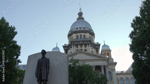 Illinois State Capitol and Abraham Lincoln statue