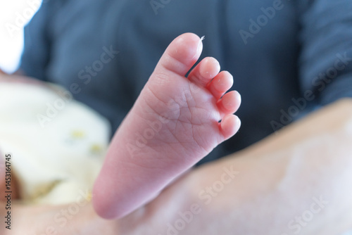 とても小さい生まれたばかりの赤ちゃんのあんよ