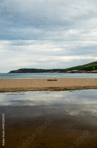 Obraz na płótnie Tidal Pool Makes Sand Beach Its Own Island In Acadia w salonie