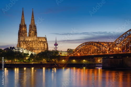Foto View across the Rhine to Cologne Cathedral with the Ludwig Museum in the foregro