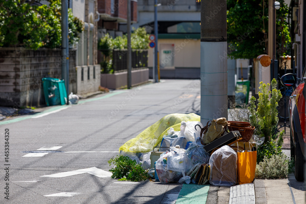 住宅街のごみ集積場所に集まったゴミ 住宅街のごみ集積場所に集まったゴミ