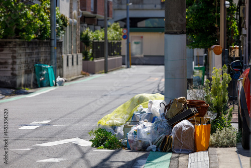 住宅街のごみ集積場所に集まったゴミ