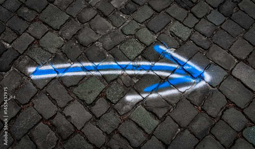 Blau-weißer Pfeil auf der Straße