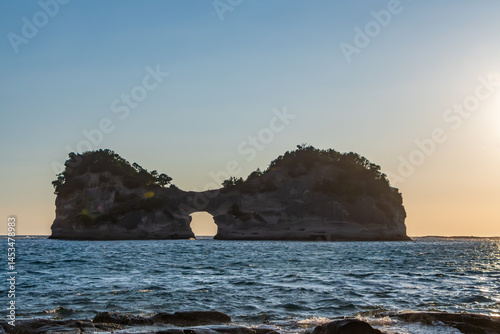 夕陽に照らされる円月島のシルエット