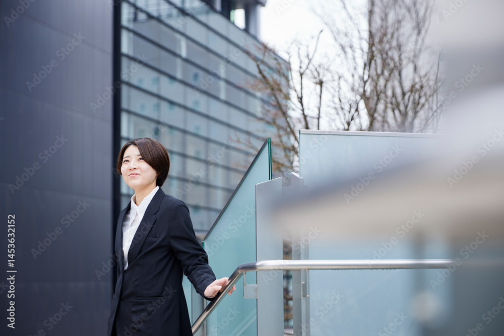 就職活動中のスーツを着た若い日本人女性 就職活動中のスーツを着た若い日本人女性