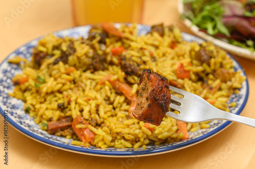 Danie azjatyckie z ryżem w przyprawie curry z grillowana wieprzowiną