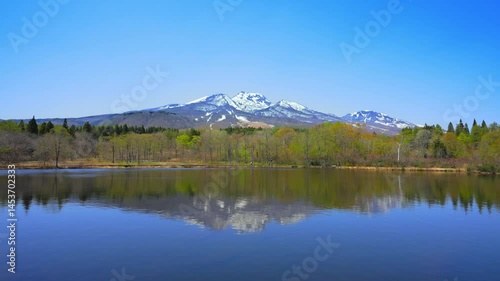 新潟県妙高市、いもり池から見る妙高山の鏡像｜静寂の風景と反射
