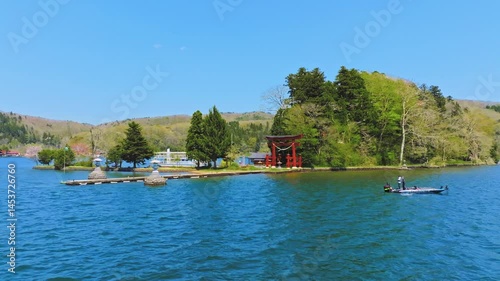 野尻湖に浮かぶ琵琶島と宇賀神社｜春の信濃町・湖と神社の風景